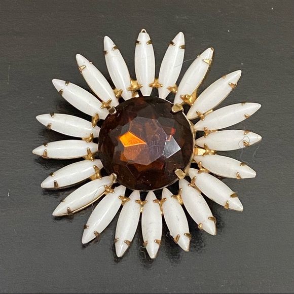 Vintage Unsigned White Milk Glass Daisy Flower Marquis Brooch - Picture 2 of 8